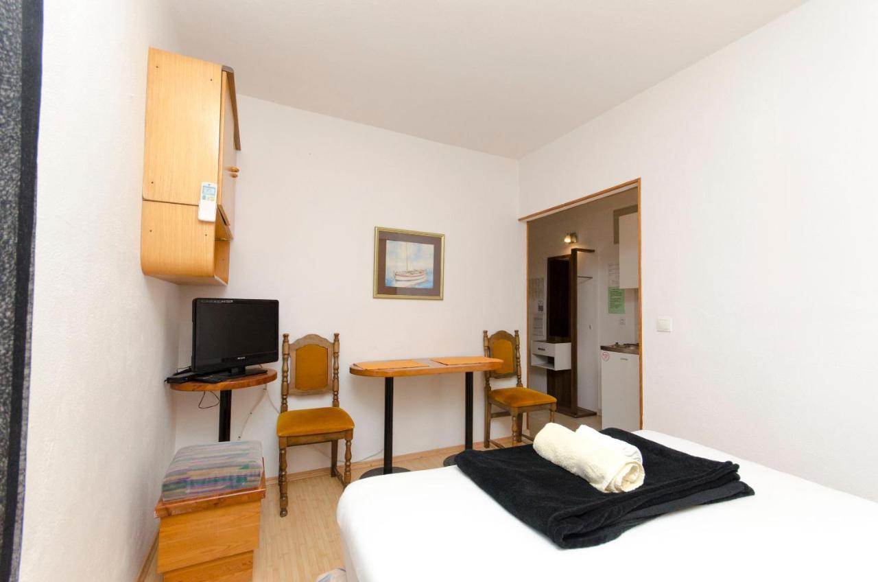Apartments Banic Postira Extérieur photo